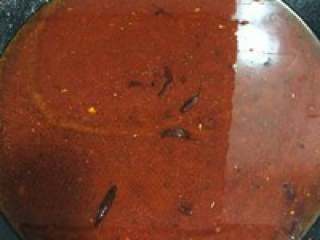 3、自制【重庆火锅】,加入清水或者大骨汤，大火烧开 ，中火熬制出香味即可。