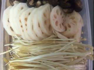 4、自制【重庆火锅】,准备好的蘑菇洗干净，莲藕削皮切成片，金针菇洗干净掰开。