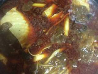 5、自制【重庆火锅】,加入准备好的蔬菜和肉类煮熟。