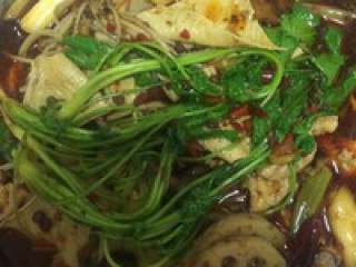 6、自制【重庆火锅】,煮开了加入香菜就可以吃了。