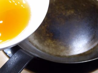 2、[一鍋到底]熱炒店百年不敗人氣名菜三杯雞,麻油下鍋