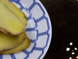 3、[一鍋到底]熱炒店百年不敗人氣名菜三杯雞,放入薑片