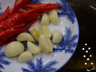 4、[一鍋到底]熱炒店百年不敗人氣名菜三杯雞,蒜頭，辣椒爆香