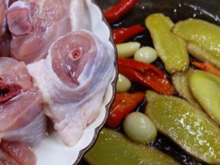 5、[一鍋到底]熱炒店百年不敗人氣名菜三杯雞,將香料全部夾起後，加入雞腿塊炒香