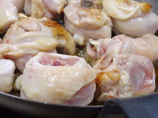 6、[一鍋到底]熱炒店百年不敗人氣名菜三杯雞,雞腿塊一定要盡量擦乾，否則油會噴得你叫阿娘...