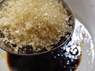 7、[一鍋到底]熱炒店百年不敗人氣名菜三杯雞,米酒，糖，蠔油混合調好