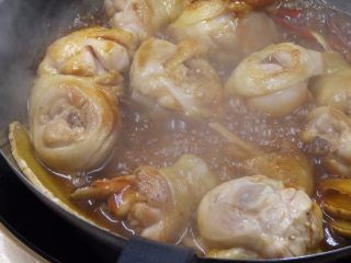 8、[一鍋到底]熱炒店百年不敗人氣名菜三杯雞,將香料再次倒入，加入調好的調味料