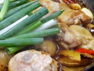 9、[一鍋到底]熱炒店百年不敗人氣名菜三杯雞,加入蔥段