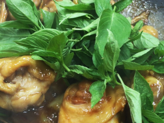 11、[一鍋到底]熱炒店百年不敗人氣名菜三杯雞,加入九層塔拌炒，起鍋前可再淋上點香油