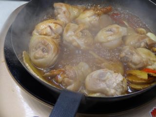 10、[一鍋到底]熱炒店百年不敗人氣名菜三杯雞,燒至湯汁快收乾