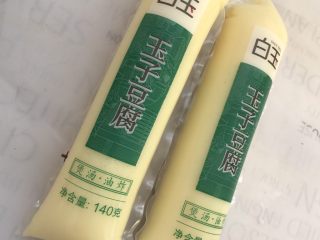 1、红烧日本豆腐,准备好日本豆腐