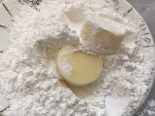 5、红烧日本豆腐,均匀裹上淀粉