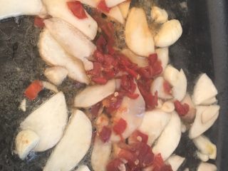 10、红烧日本豆腐,再放辣椒酱，均匀炒熟