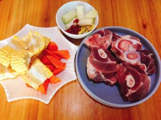 1、鲜味什锦火锅,火锅底料准备,玉米,胡萝卜,大猪骨,大葱,枸杞子,姜片