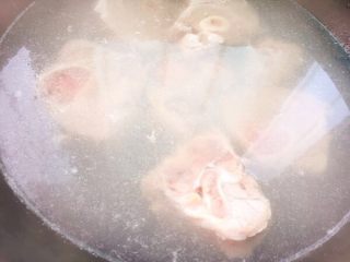 2、鲜味什锦火锅,烧一锅水,将骨头焯水后捞出