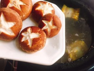 6、鲜味什锦火锅,中途加香菇