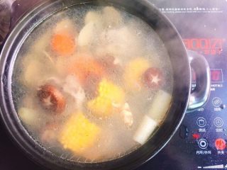 11、鲜味什锦火锅,青蛾壳全开后倒入猪骨玉米香菇胡萝卜汤