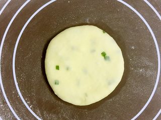 5、改良版墨西哥卷饼（香葱鸡蛋味）,用手掌按扁