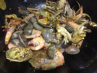 8、口口香 麻辣海鲜锅 ,加入泡好的花甲入锅