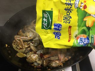 9、口口香 麻辣海鲜锅 ,加入一勺盐，一点鸡精调味