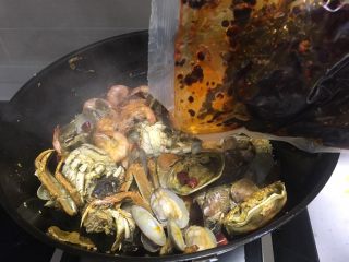 10、口口香 麻辣海鲜锅 ,加入半包火锅底料调味