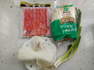 1、蟹棒金针菇蒸粉丝,准备食材