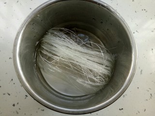 2、蟹棒金针菇蒸粉丝,粉丝一小把温水泡软