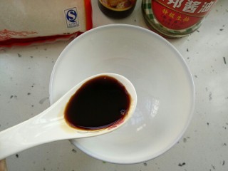 4、蟹棒金针菇蒸粉丝,调酱汁：1勺生抽