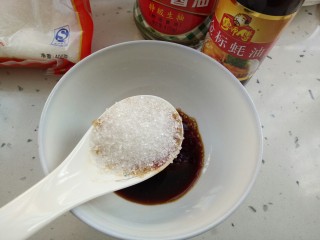 6、蟹棒金针菇蒸粉丝,加1勺白糖