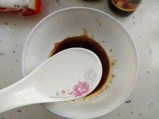 7、蟹棒金针菇蒸粉丝,加2勺水