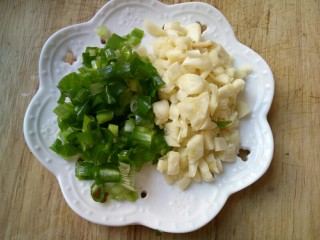 9、蟹棒金针菇蒸粉丝,切好蒜末，葱花