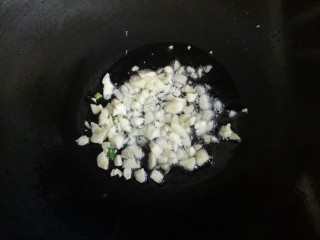 10、蟹棒金针菇蒸粉丝,油热下蒜末爆香