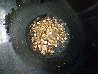 11、蟹棒金针菇蒸粉丝,倒入酱汁，中火煮2～3分钟，煮好的蒜蓉酱汁香味扑鼻