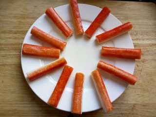 12、蟹棒金针菇蒸粉丝,蟹棒摆盘