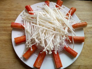 14、蟹棒金针菇蒸粉丝,金针菇放粉丝上