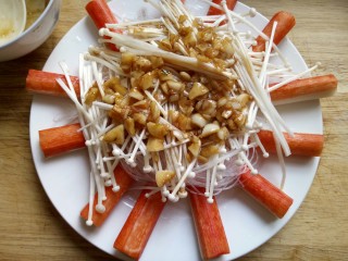 15、蟹棒金针菇蒸粉丝,倒入蒜蓉酱汁