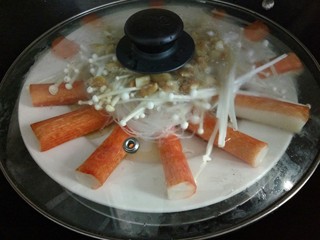 16、蟹棒金针菇蒸粉丝,上锅蒸10分钟左右