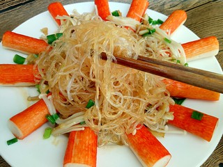 19、蟹棒金针菇蒸粉丝,吃的时候筷子拌一拌，好香哦，盘子里的粉丝吸收了酱汁与蟹棒的汤汁，十分的鲜美～