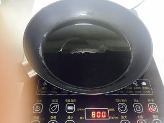 6、香酥土豆饼,炒锅 放油 小火 