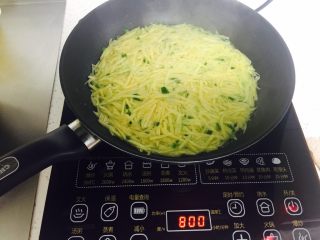 7、香酥土豆饼,放入 土豆丝 整理成 薄饼 这时候不要着急 翻饼 一定等饼定型后翻面 小火 小火 小火