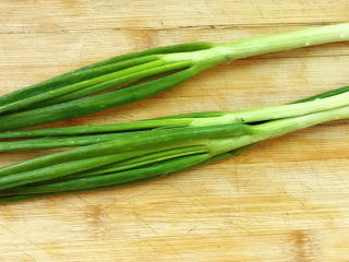 1、生蚝煎蛋,小葱洗干净