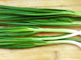 2、生蚝煎蛋,韭菜洗干净