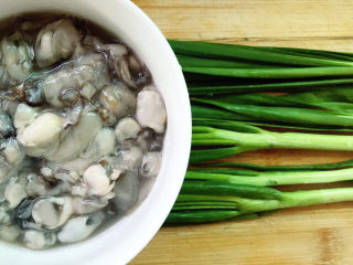 3、生蚝煎蛋,蚝仔冲洗干净