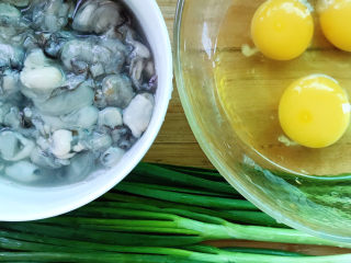 4、生蚝煎蛋,鸡蛋打入碗中