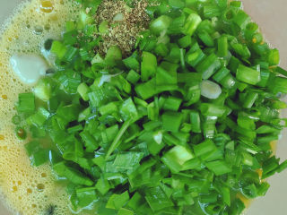 9、生蚝煎蛋,放入小葱和韭菜末、花椒粉