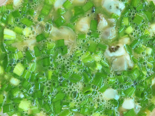 10、生蚝煎蛋,拌匀