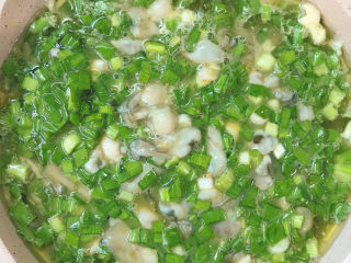 12、生蚝煎蛋,倒入蛋液