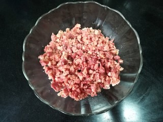 1、云腿月饼,先将火腿丁切成小丁，如图所示（也可以买现成的制作云腿月饼的套装）