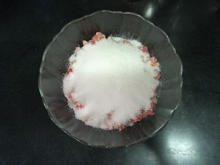 2、云腿月饼,将云腿馅中的原料火腿丁250g，白糖150g，白酒1g，混合均匀。