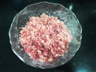 3、云腿月饼,封上保鲜膜，腌制1小时左右。时间充裕的话，最好放入冰箱冷藏腌制一晚上。